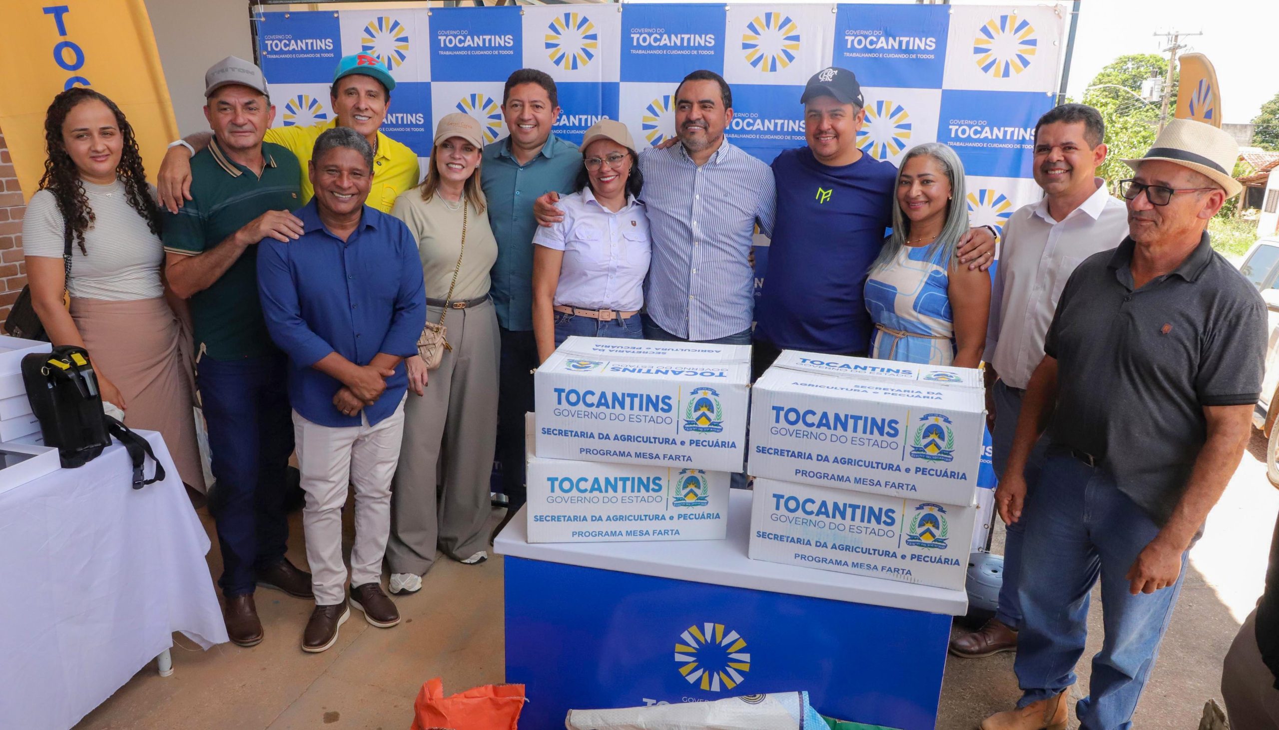 Governador Wanderlei Barbosa entrega sementes do programa Mesa Farta a agricultores familiares de São Félix do Tocantins, no Jalapão