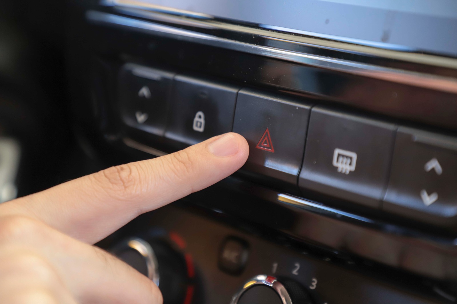 Pisca-alerta não é autorização de parada em qualquer lugar! Detran/TO orienta sobre o uso correto deste dispositivo de segurança