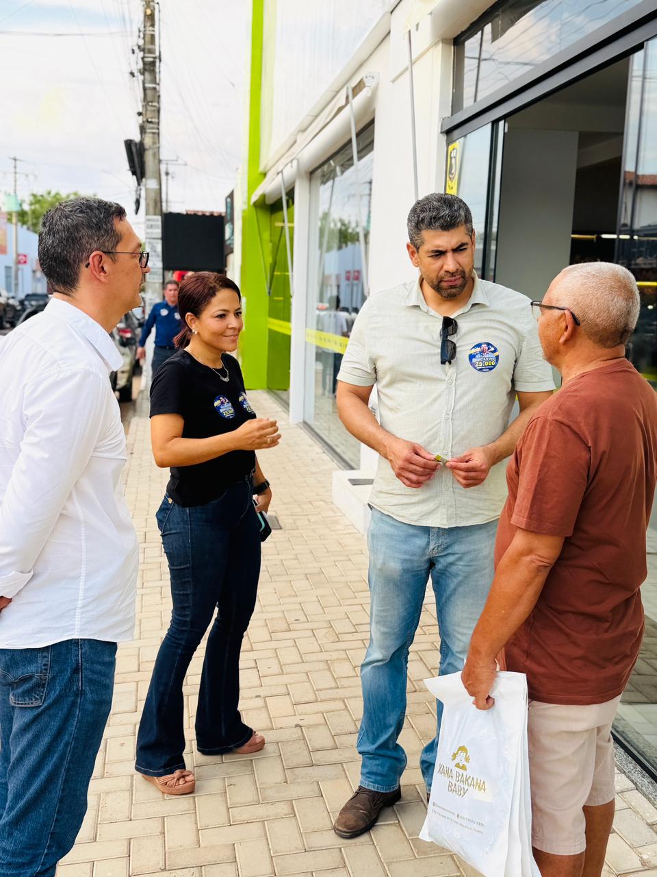 Candidato a deputado estadual, delegado Bruno Azevedo visita comércio de Miranorte e Miracema
