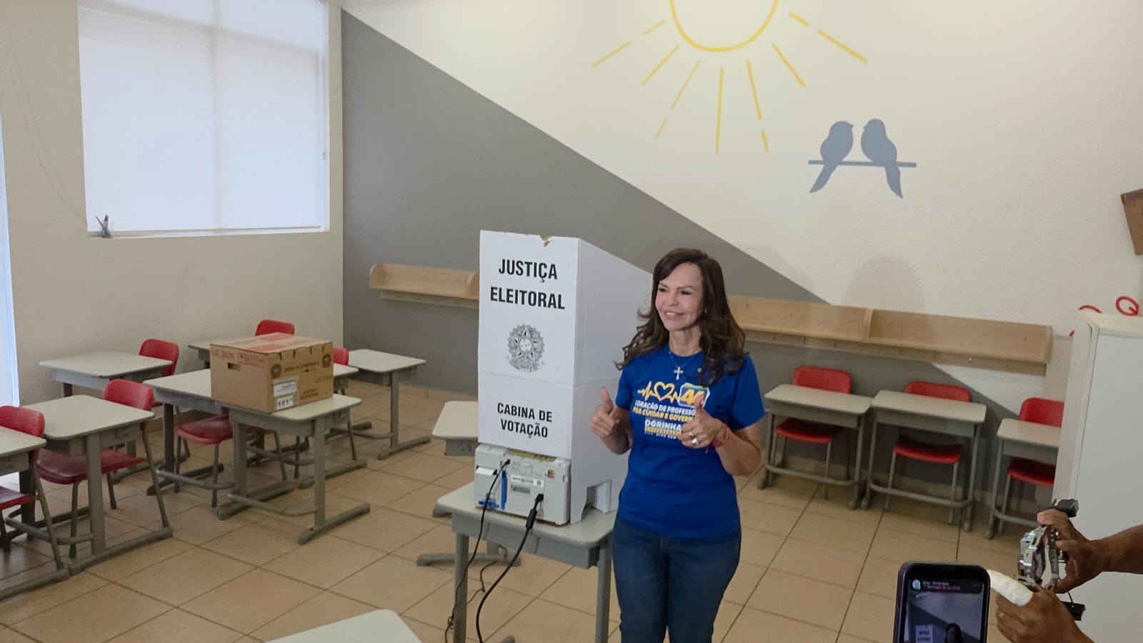 Professora Dorinha chega para votar e fala da expectativa de ser a primeira governadora do Tocantins
